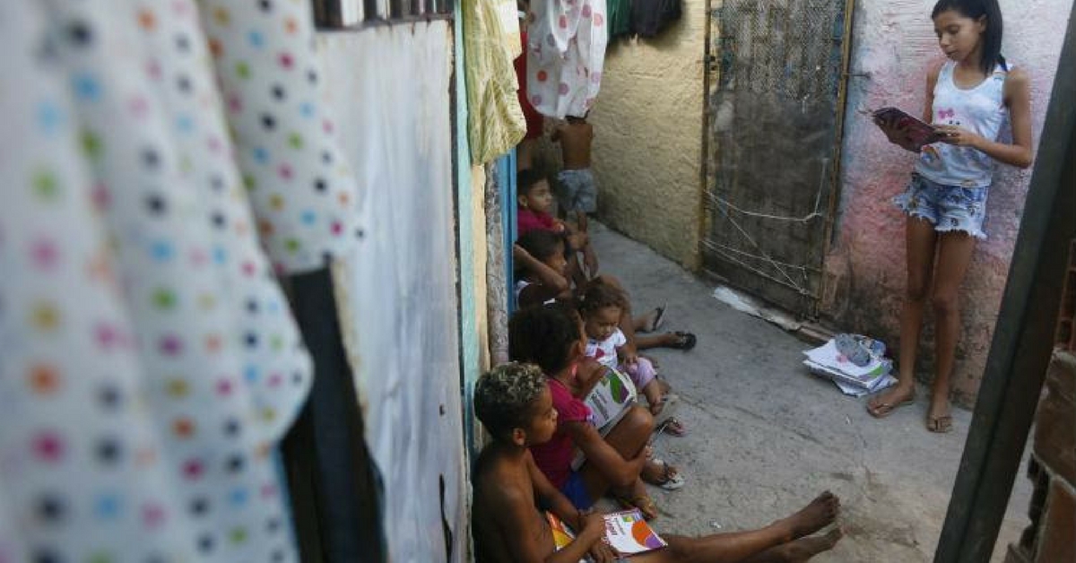 Menina de 11 anos dá aula a outras crianças em meio aos becos onde mora em Recife