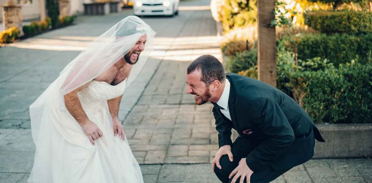Noivo é surpreendido por melhor amigo vestido de noiva em casório