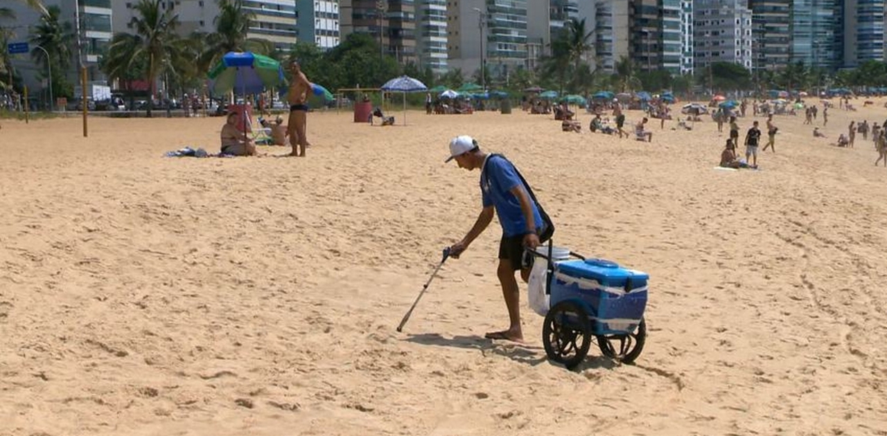 Vendedor de picolé recolhe lixo durante trabalho e ajuda a limpar praias de Vila Velha