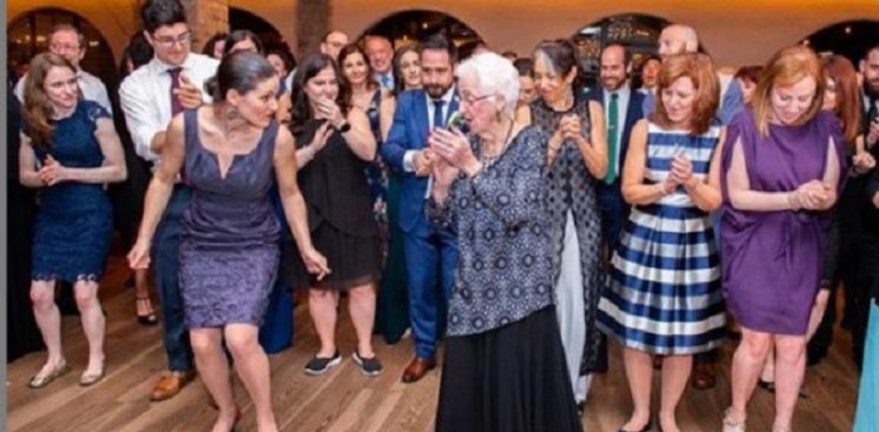 Vovó de 96 anos ensina família a dançar em festa e viraliza nas redes sociais