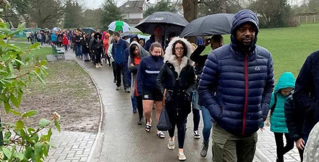 5 mil pessoas fazem fila na chuva para salvar menino com câncer