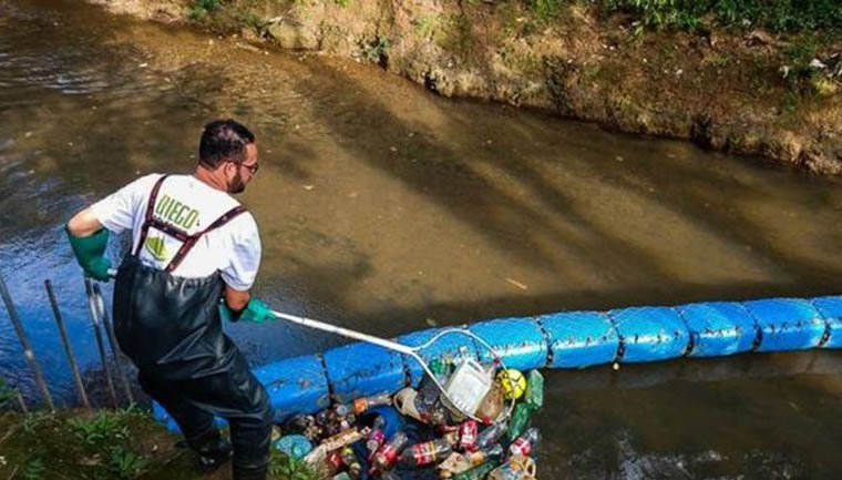 Vendedor cria ecobarreira para retirar lixo e salvar rio em que aprendeu a nadar na infância