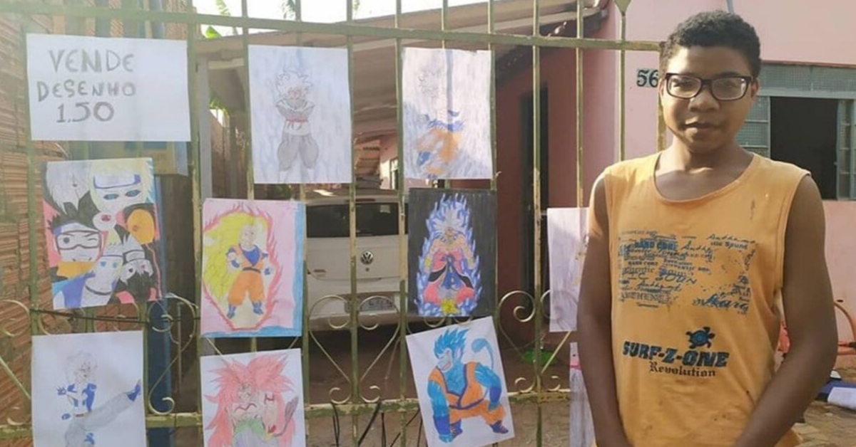 Menino vende desenhos no portão de casa para ajudar a família