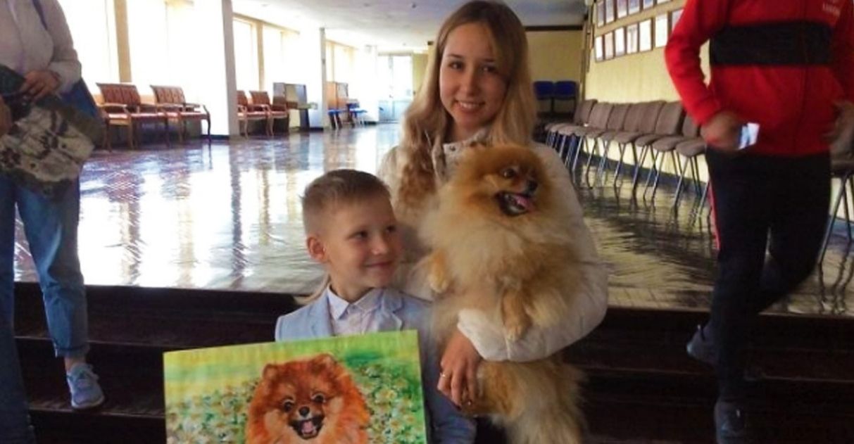Menino pinta retratos de animais para alimentar cães de abrigo
