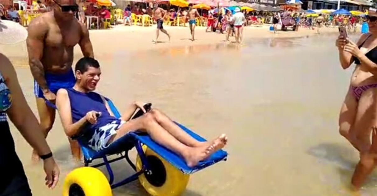Rapaz com paralisia cerebral contempla o mar pela 1ª vez e se emociona