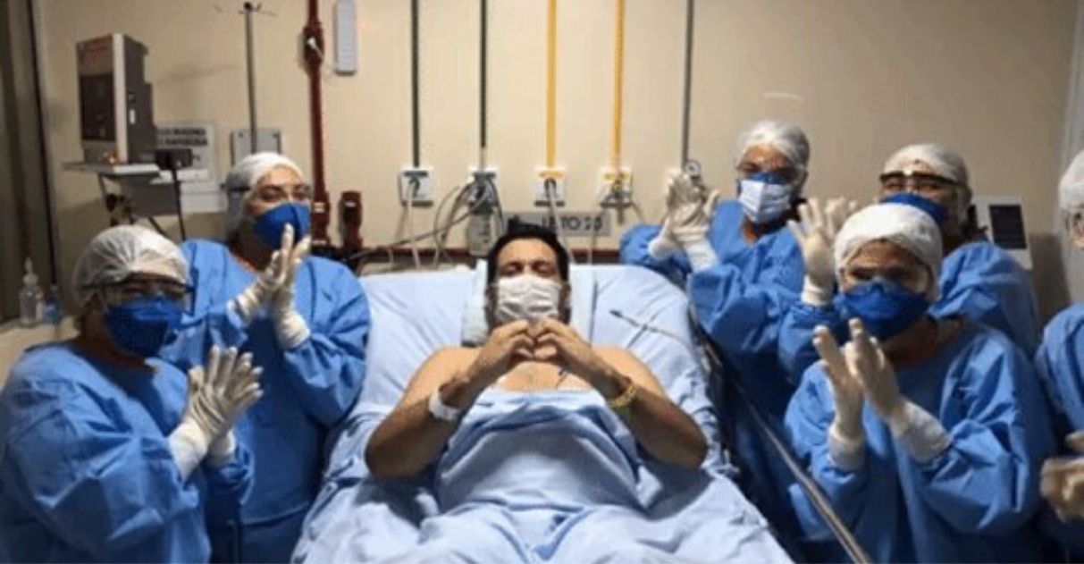 Coronavírus jornalista Marcelo Magno recebe alta sinal coraçãozinho enfermeiras