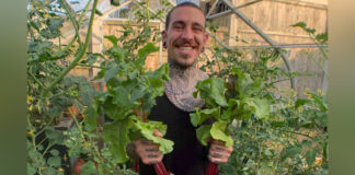 homem cultiva frutas e verduras em casa