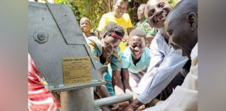 vilarejo recebe água potável pela primeira vez