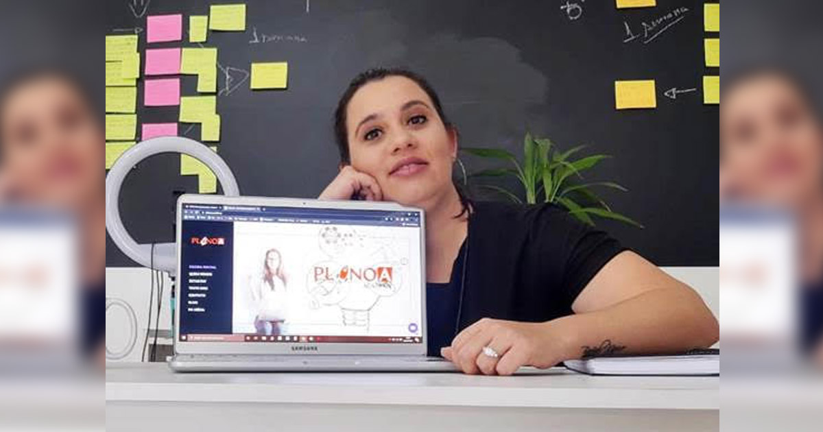 jovem apresenta tela computador site startup educação empreendedora