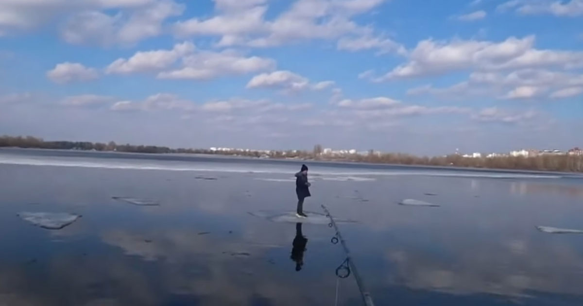 Criança ucraniana sendo resgatada em lago