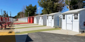 Vila de casas nos EUA para moradores de rua