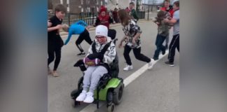 garoto paralisia cerebral cadeira de rodas rua
