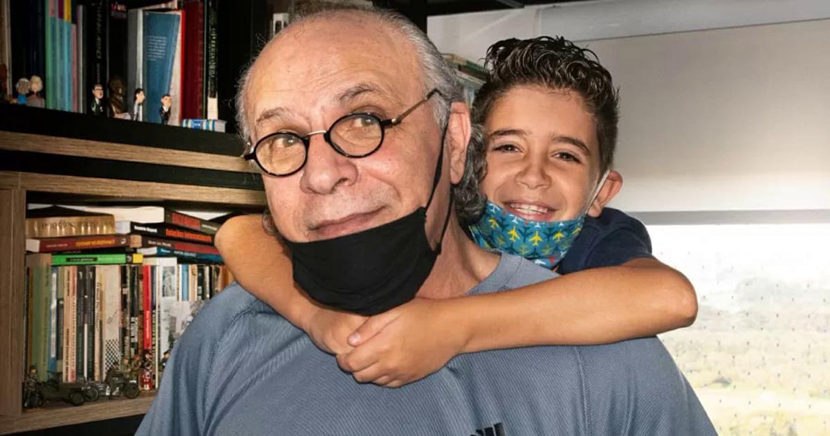avô e neto abraçados
