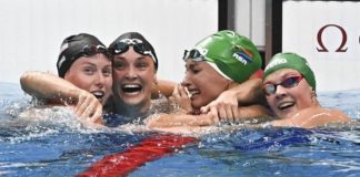 nadadora chora de alegria quebrar recorde mundial recebe abraço companheiras