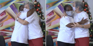 idosas celebram amizade com um abraço afetuoso