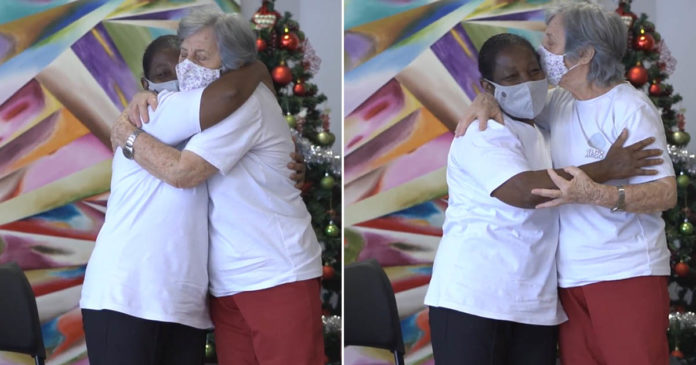 idosas celebram amizade com um abraço afetuoso