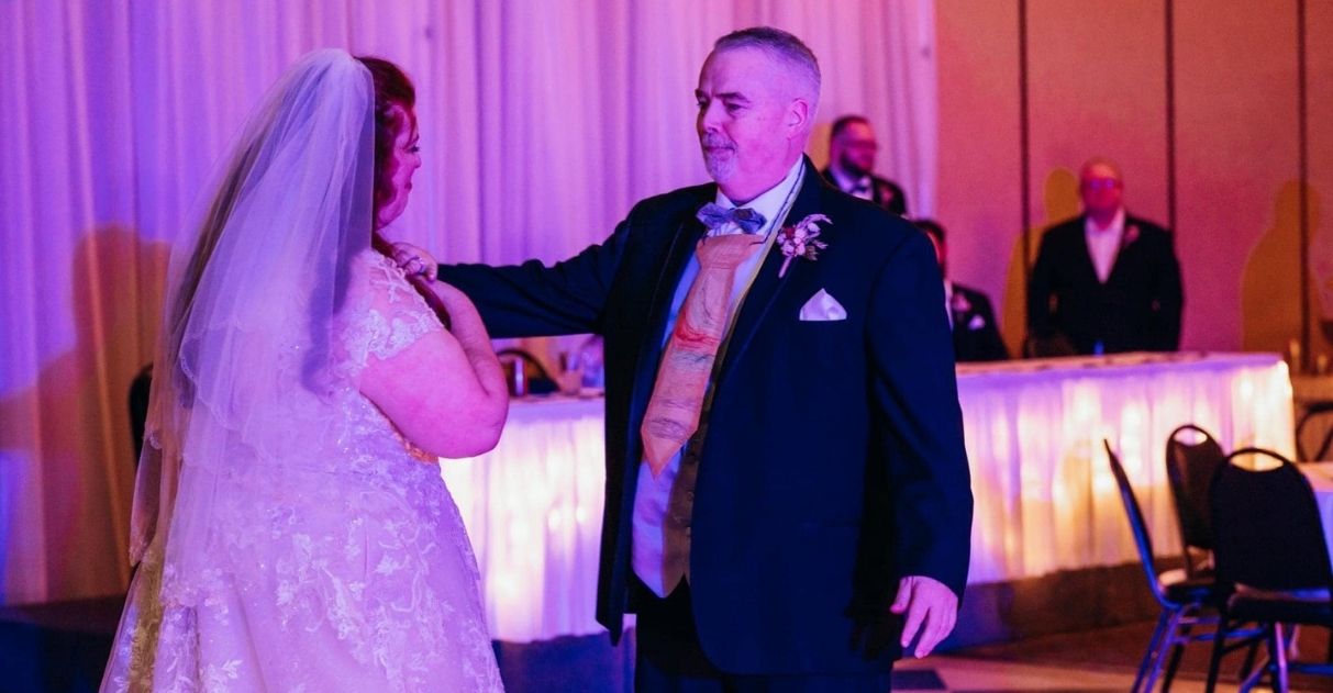 Pai leva filha às lágrimas em seu casamento ao usar gravata de papel que ela fez quando criança