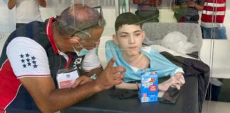 Adolescente com doença rara realiza sonho de assistir jogo do Santos na Vila Belmiro
