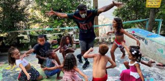 b-boy ensina movimento de break a crianças de comunidade