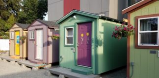 Mulheres constroem vila de mini-casas para abrigar mulheres em situação de rua