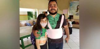 Professor usa colete que simula aparelho de aluna com escoliose para combater bullying em escola no Ceará