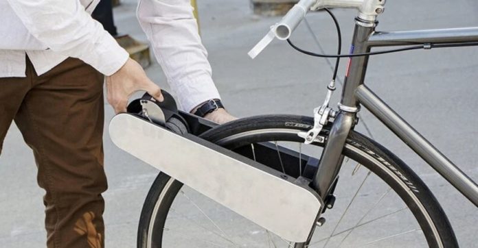 Dispositivo converte qualquer bicicleta em bike elétrica em segundos