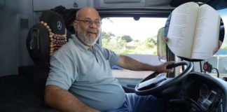 Caminhoneiro com 40 anos de profissão lança livro de poesias sobre as estradas e paisagens do Brasil