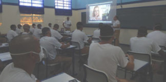 presos participam de curso em penitenciária