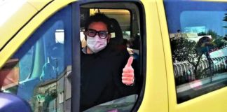 Prefeito de cidade italiana assume van escolar após motorista ficar doente