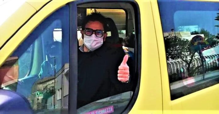 Prefeito de cidade italiana assume van escolar após motorista ficar doente