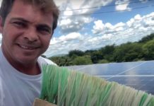 gari mostra placas fotovoltaicas instaladas na sua fábrica de vassouras ecológicas