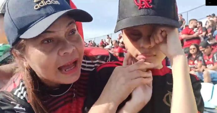Mãe flamenguista narra partida de futebol para filho cego: 'Amor ao Mengão' [VIDEO]