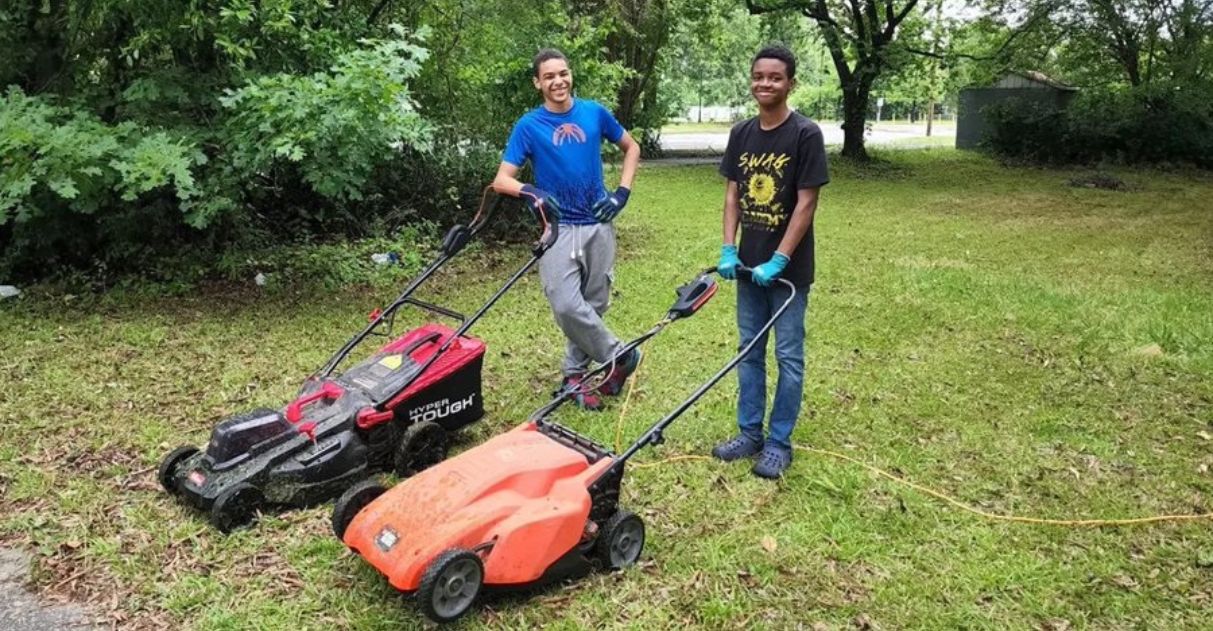 Adolescente corta grama de vizinhos para ajudar padrasto a pagar suas taxas legais de adoção