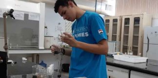 estudante testa filtro de água feito com caroço de açaí