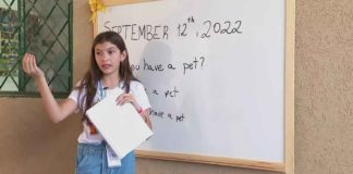 menina dá aulas de inglês a crianças carentes