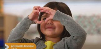 criança faz coração com a mão em campanha que homenageia professores