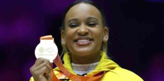 rebeca andrade sorri com medalha de ouro no individual geral em mundial em liverpool