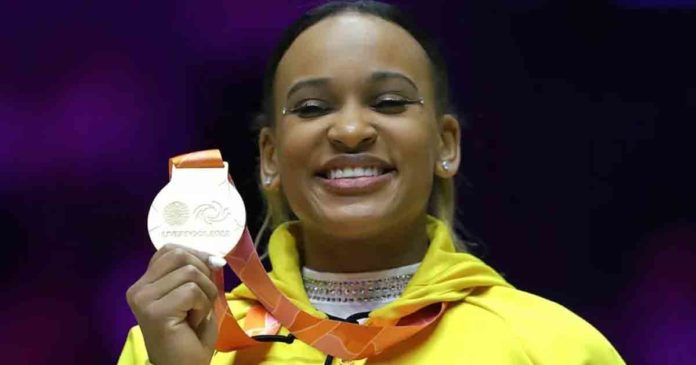 rebeca andrade sorri com medalha de ouro no individual geral em mundial em liverpool