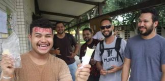 vendedor de chopp da ufpa comemora aprovação no curso de letras da universidade com amigos
