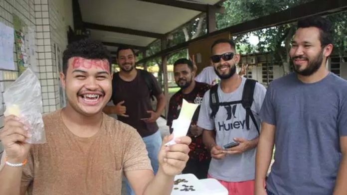 vendedor de chopp da ufpa comemora aprovação no curso de letras da universidade com amigos