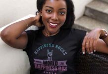 mulher negra veste camiseta da Reserva que faz parte de campanha contra a fome