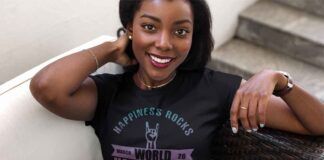 mulher negra veste camiseta da Reserva que faz parte de campanha contra a fome