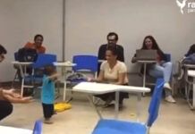 filho de aluna dá seus primeiros passos dentro de sala de aula