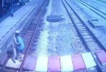 funcionário de ferrovia tira idosa surda dos trilhos de trem