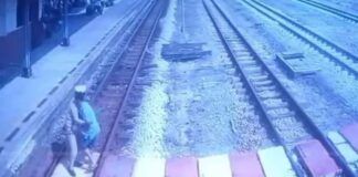 funcionário de ferrovia tira idosa surda dos trilhos de trem