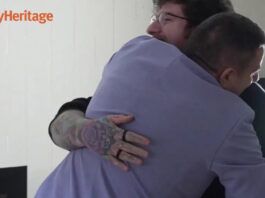 homem abraça irmão perdido há 27 anos