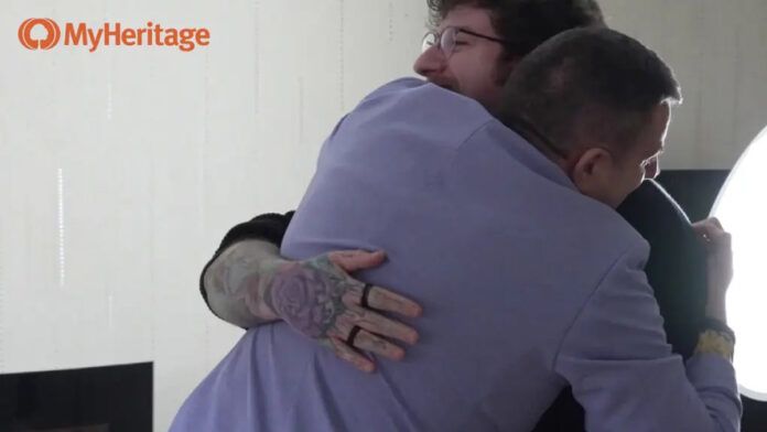 homem abraça irmão perdido há 27 anos