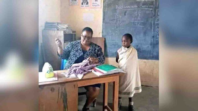 professora costura uniforme rasgado de aluna dentro da sala de aula