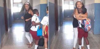 professora recebe alunos na porta da sala de aula com dança e abraços