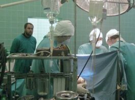 médicos fazem transplante de coração em hospital na itália